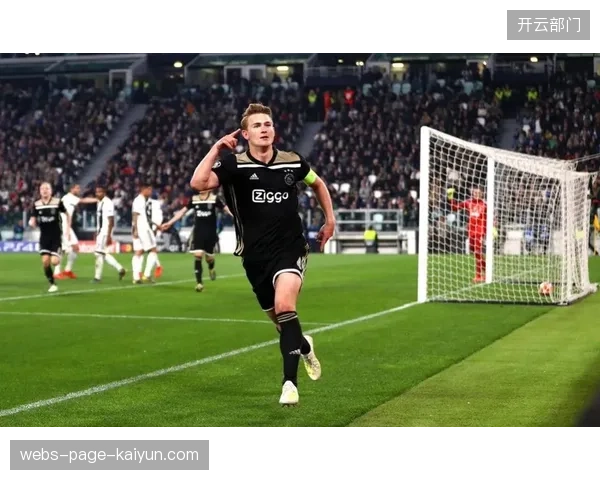 德里赫特的伤退让热刺中卫范德芬获得机会，其速度是防线重要补充。